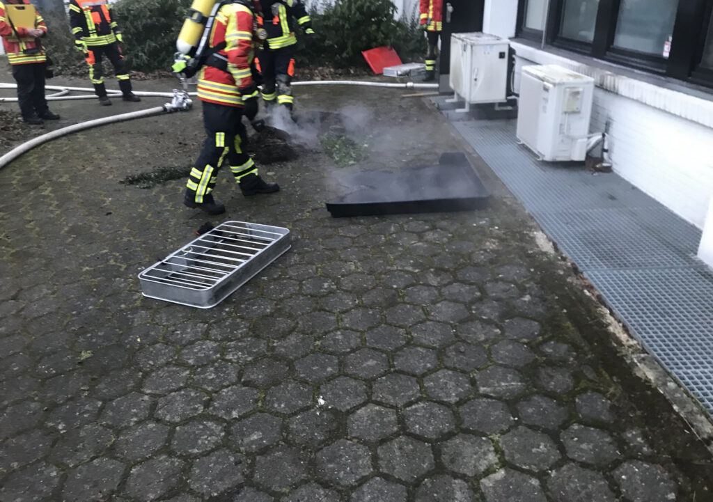 Feuerwehr löscht Cannabispflanzen